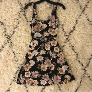 Forever 21 Floral Tie Dress in Size M 🌸